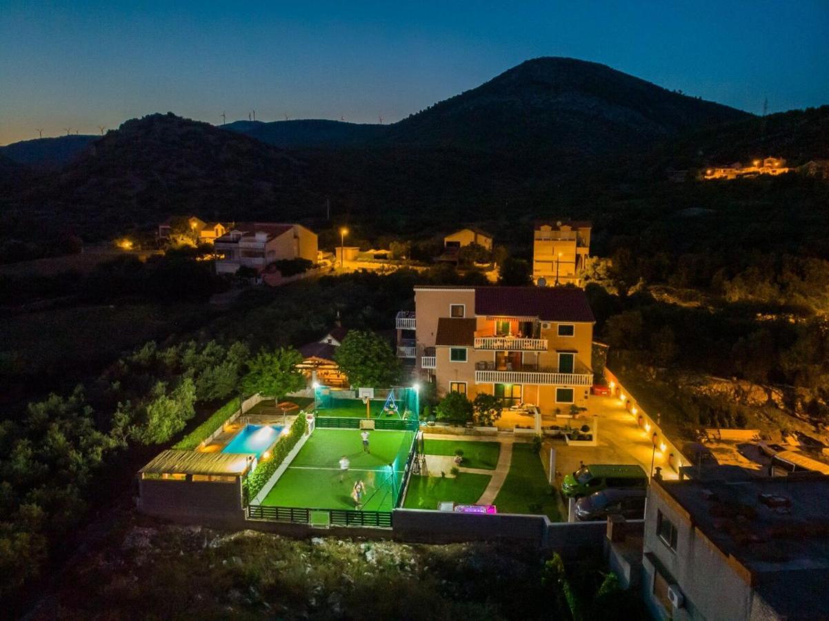 Apartments Mirko Seget Vranjica Bagian luar foto